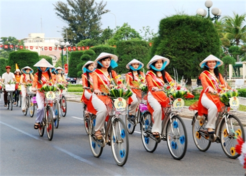 Diễu hành xe đạp hoa phát động bảo vệ môi trường du lịch biển